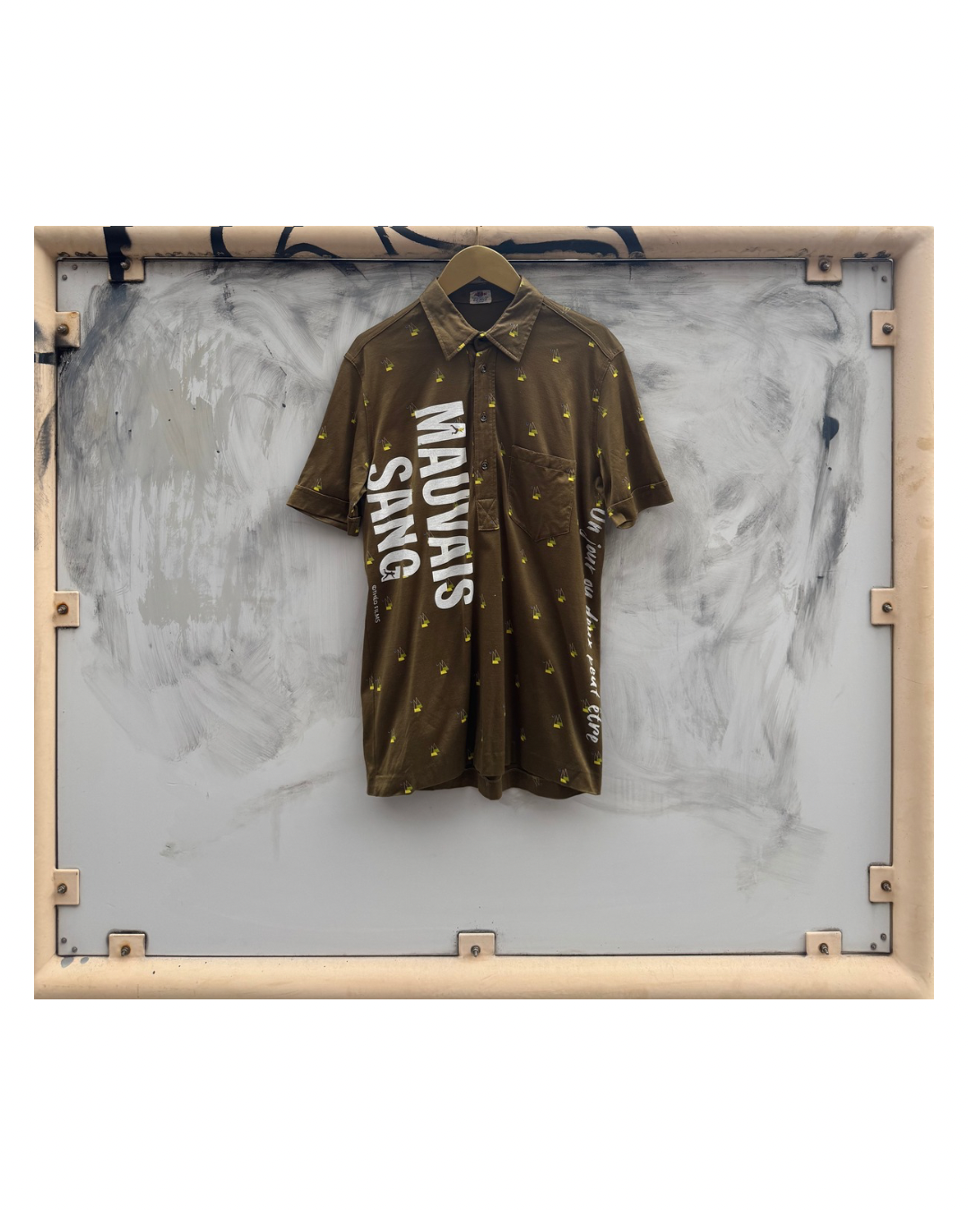 【MAUVAIS SANG】Polo Shirt (Title&Run/Words)/KHAKI/【ONE&ONLY/one-off】